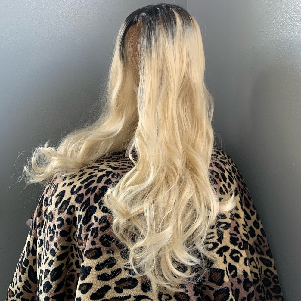 Synthetic wavy blonde wig with dark roots